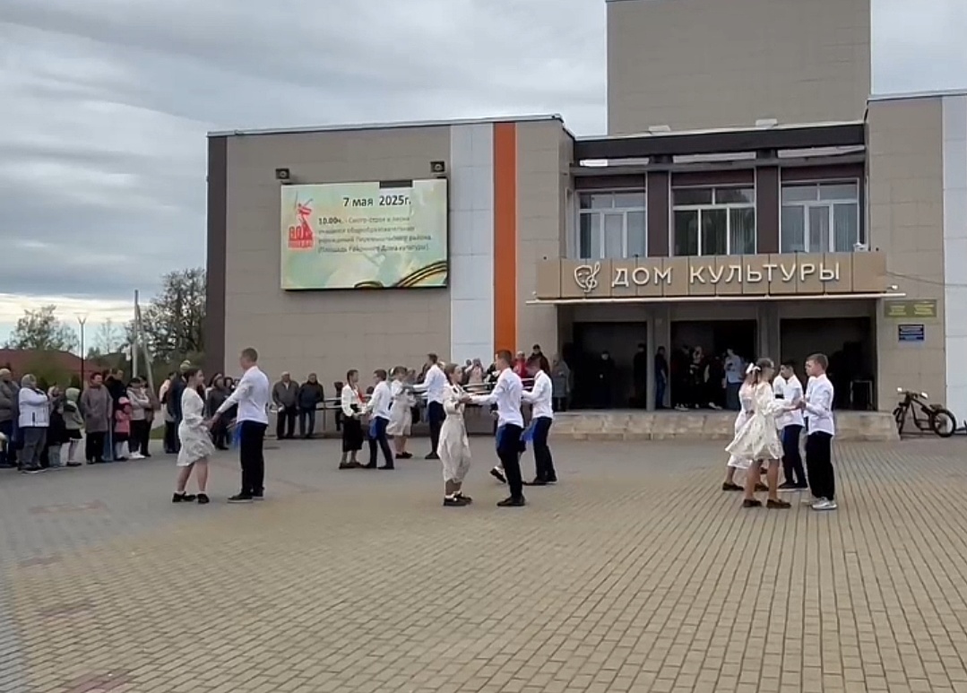 60 пар станцевали &quot;Вальс Победы&quot; в Перемышле.