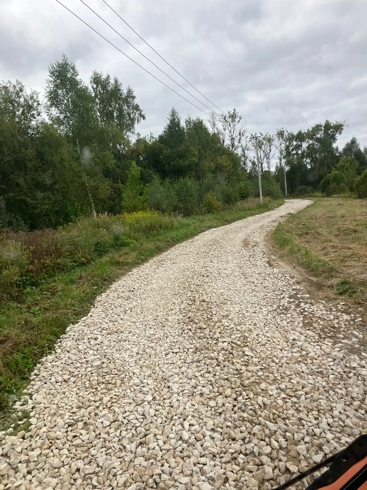 В деревне Пушкино отсыпали дорогу щебнем..
