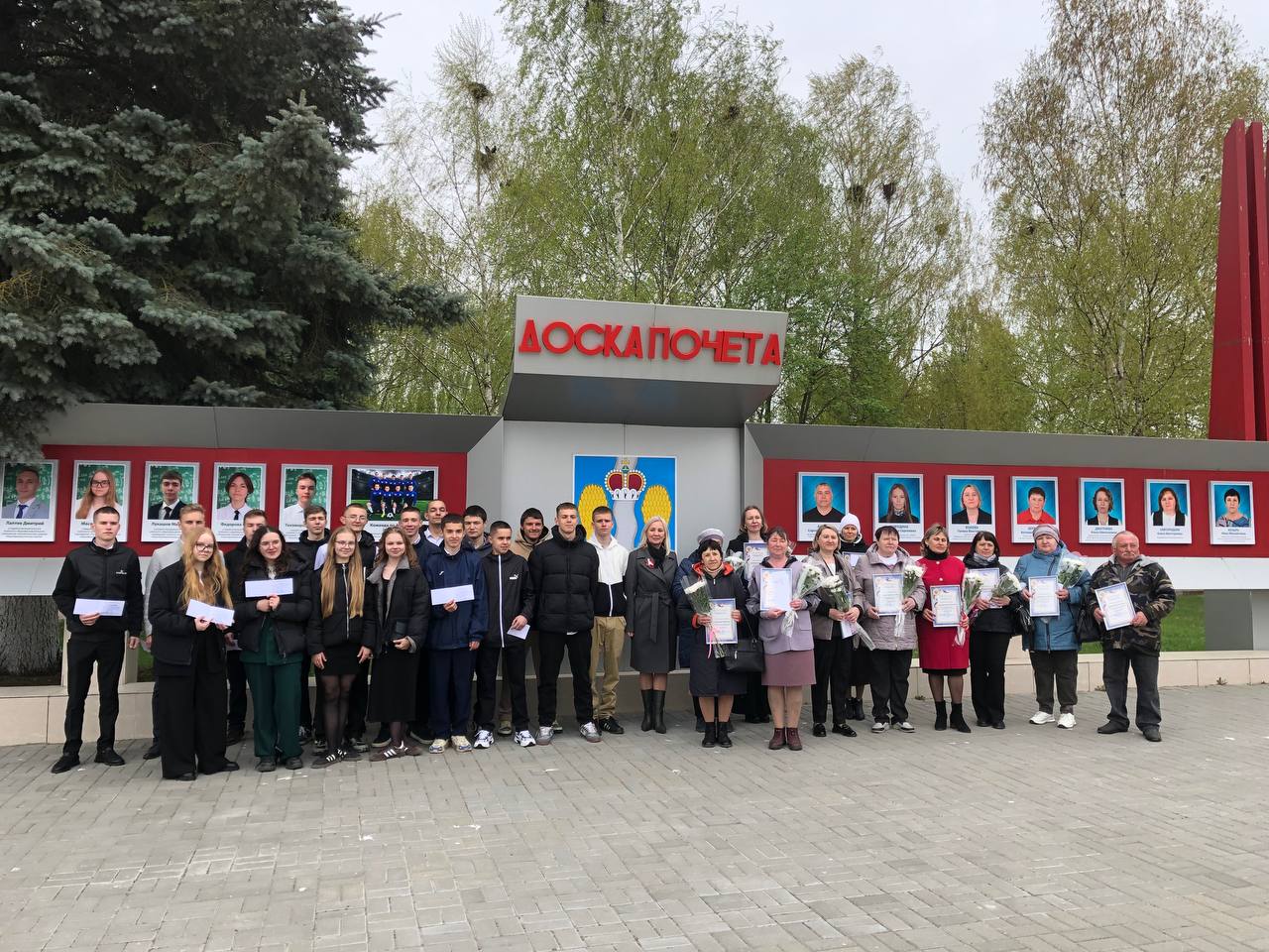 В Перемышле на площади Свободы состоялось знаковое событие — открытие Районной Доски Почёта!.