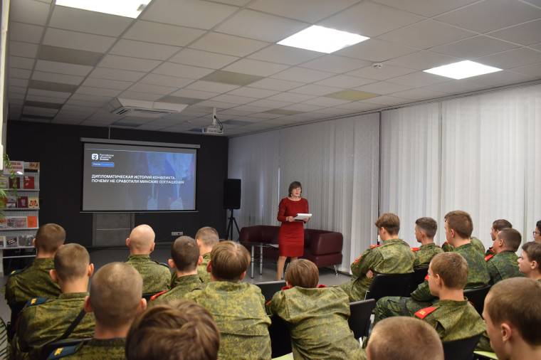 16 октября в Перемышльской центральной районной библиотеке для студентов ПТЭТ были проведены две лекции Российского общества "Знание".